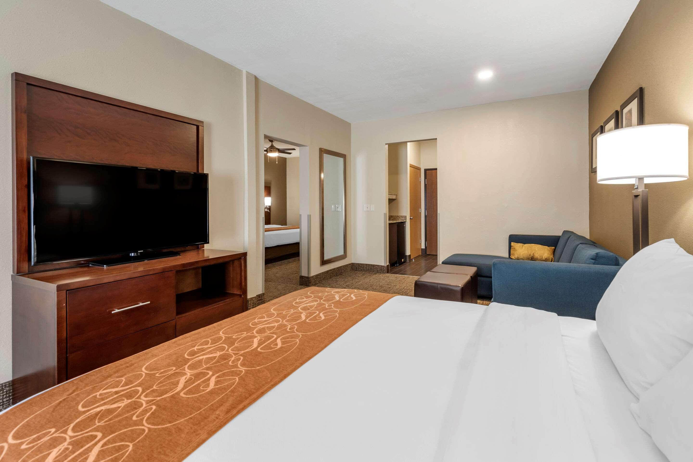 Comfort Suites Auburn Near I-69 Ngoại thất bức ảnh